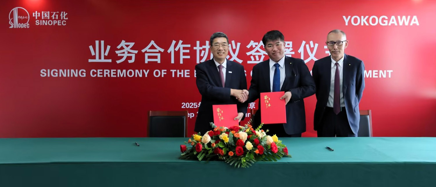 左から:张新明(シノペックエンジニアリング社長)、重野 邦正(横河電機取締役 代表執行役社長)、小松 幸司(横河電機(中国)代表取締役社長)