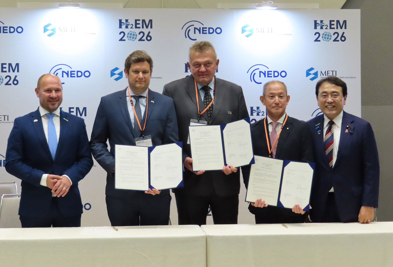 左から：Jernej Vrtovec (Deputy Prime Minister and Minister of Infrastructure and Energy) 、Matija Bitenc (Plinovodi CEO)、Aleksander Mervar (ELES CEO)、中岡 興志（横河電機 執行役専務 エネルギー&サステナビリティ事業本部長）、赤澤 亮正（経済産業大臣）